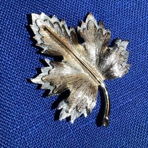 Vintage 1960’s Sarah cov signed leaf gold and silver tone metal pin